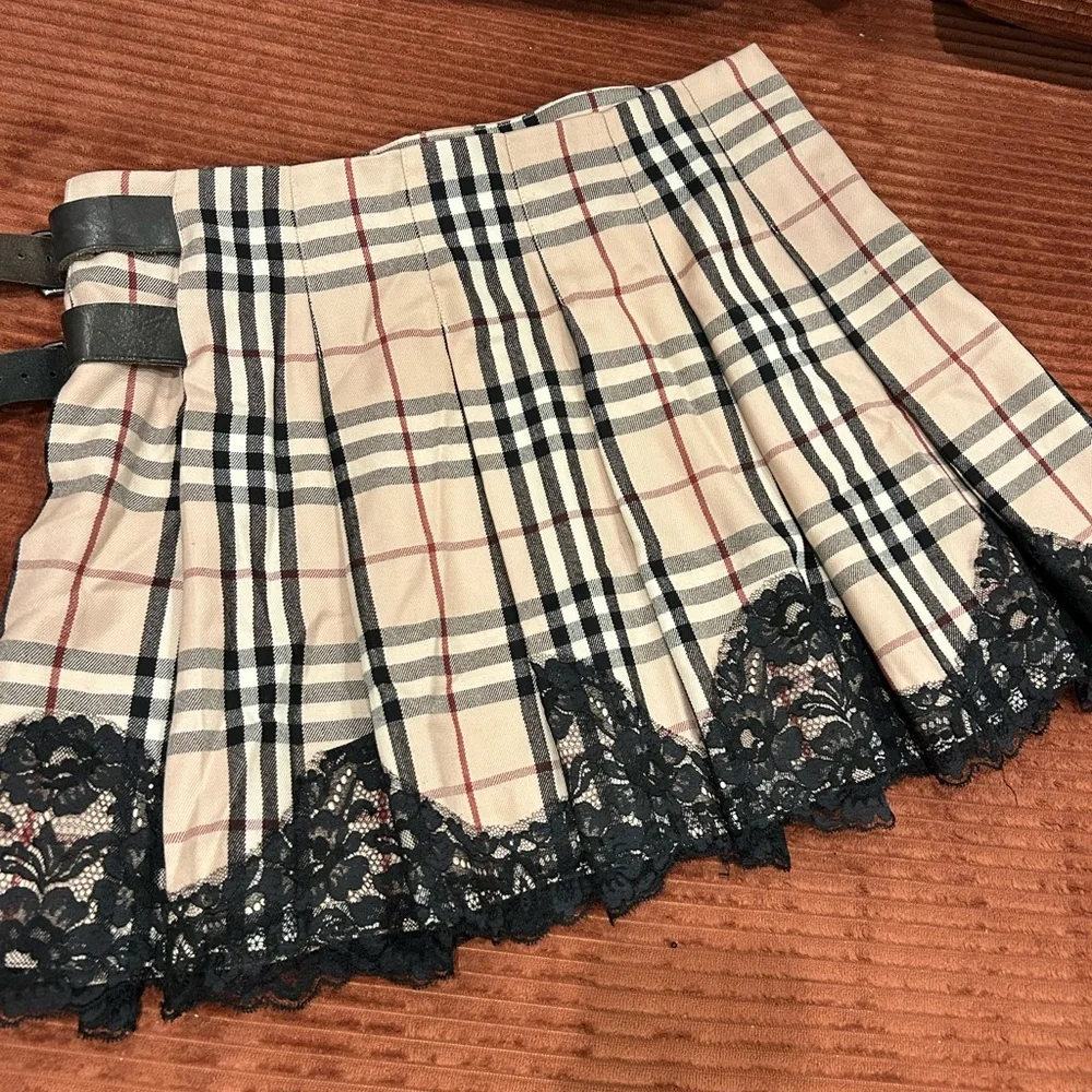 Burberry Vintage Beige Plaid Mini Skirt with Black Lace - Picture 7 of 9